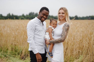 Sevgili çift kızlarıyla buğday tarlalarında