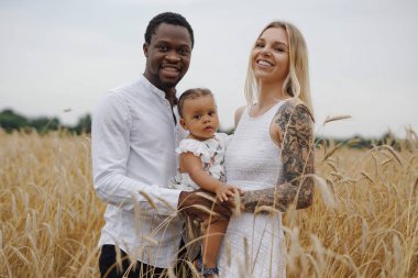 Karışık ırk ebeveynleri ve kızları tatilde birlikte.