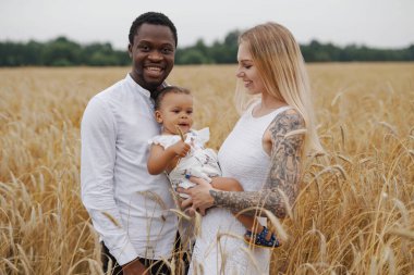 Buğday tarlasında melez bir ailenin güzel portresi.