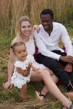 Baba, anne ve kızlarının çok ırklı mutlu aileleri.