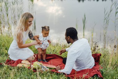 Çocuğuyla birlikte çok ırklı bir aile.