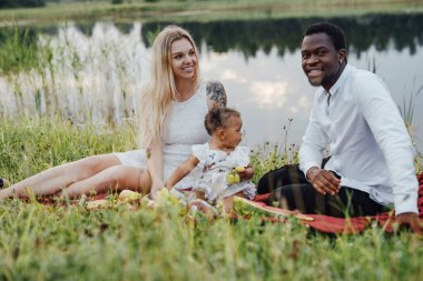 Karışık ırklardan oluşan neşeli bir aile ve çocukları.