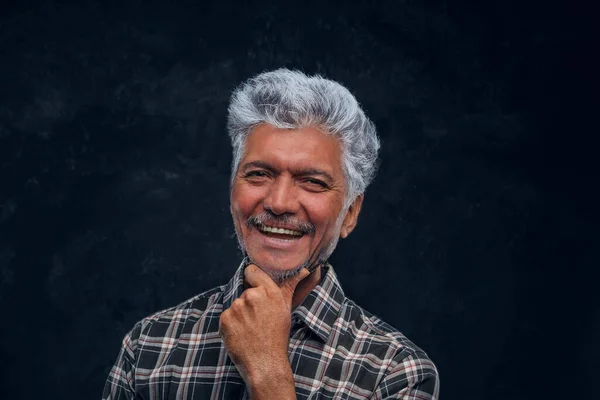 Kopfschuss eines fröhlichen alten Mannes im karierten Hemd — Stockfoto