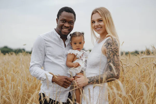 Karışık ırk ebeveynleri ve kızları tatilde birlikte.