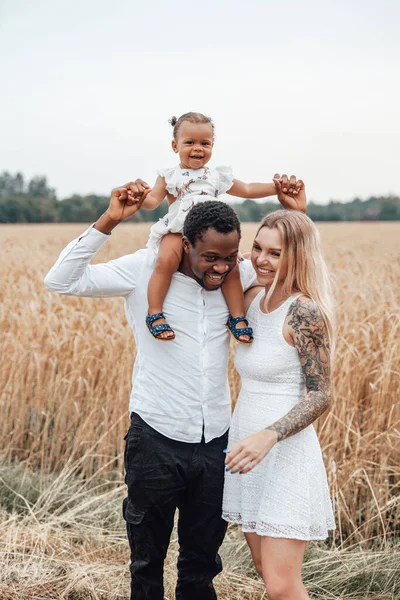 Sevgi dolu baba kızını omuzlarında taşıyor.