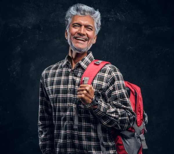 Retrato de turista velho feliz com mochila vermelha — Fotografia de Stock