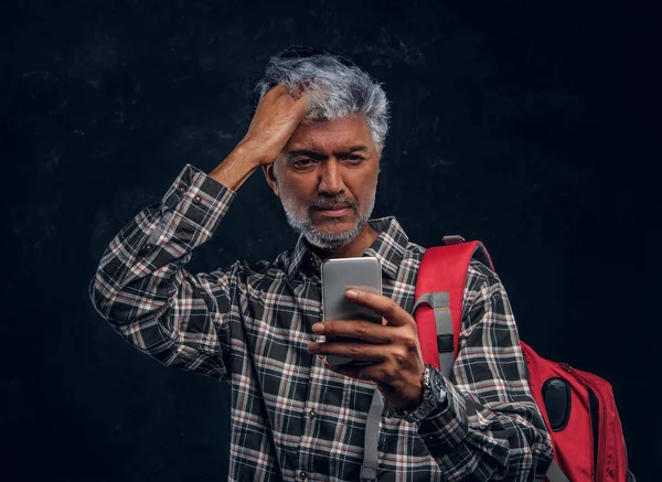 灰心丧气的老人，拿着红包和智能手机 — 图库照片