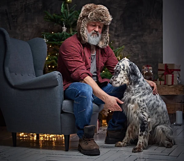 Pedigreed irish setter dog and its aged owner in apartment — Stock Photo, Image