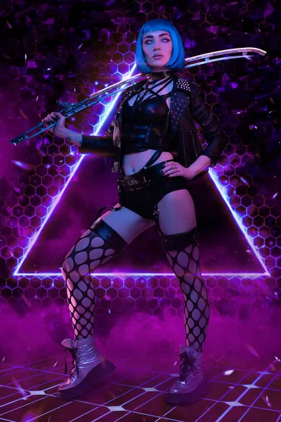 Cyberpunk femme avec épée sur fond violet avec triangle — Photo