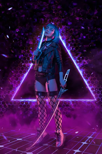 Cyberpunk femme avec épée sur fond violet avec triangle — Photo