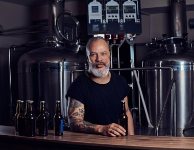 Masada poz veren yaşlı bir adam ve özel bira fabrikası