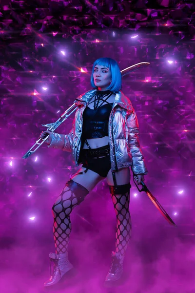 Glamorosa chica cyberpunk con la espada agianst fondo violeta — Foto de Stock