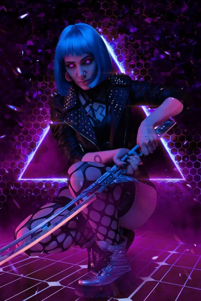 Femme séduisante avec épée posant sur fond de style cyberpunk — Photo