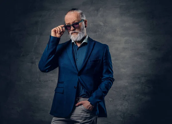 Vieil homme dandy avec coiffure moderne et lunettes de soleil à la mode — Photo