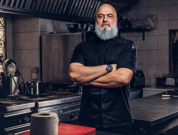 Шеф-кухар у чорному одязі на кухні. — стокове фото