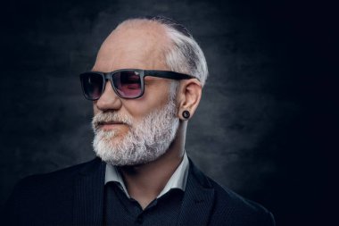 Modern saç stili ve modaya uygun güneş gözlüklü yaşlı züppe.