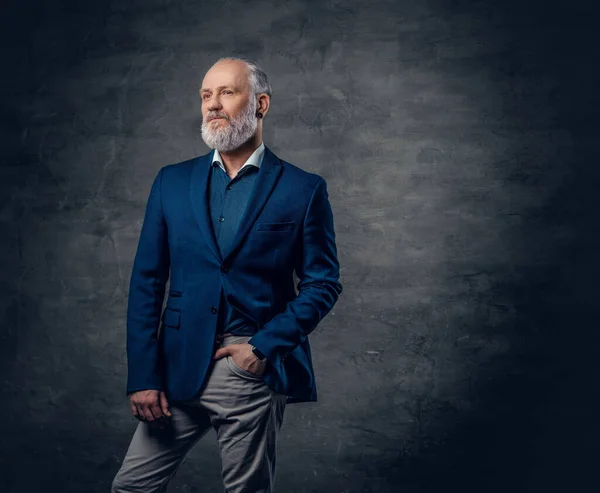 Alter gutaussehender Mann bekleidet mit grauer Hose und dunkelblauer Jacke — Stockfoto
