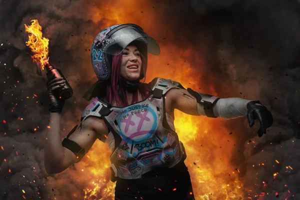 Radikális nő tüntető molotov ellen masszív robbanás — Stock Fotó