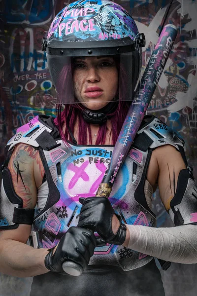 拿着棒球棒与涂鸦作斗争的愤怒女权运动者 — 图库照片