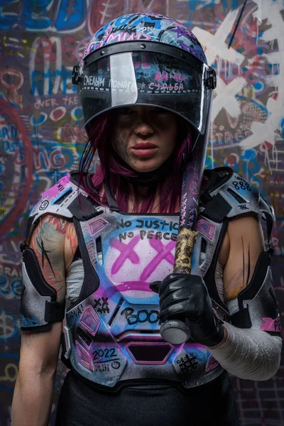 Grafiti karşısında beysbol sopasıyla silahlanmış öfkeli kadın eylemci. — Stok fotoğraf