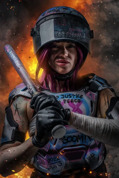 Erőszakos nő tiltakozó öltözött festett mellény kezében baseball ütő — Stock Fotó