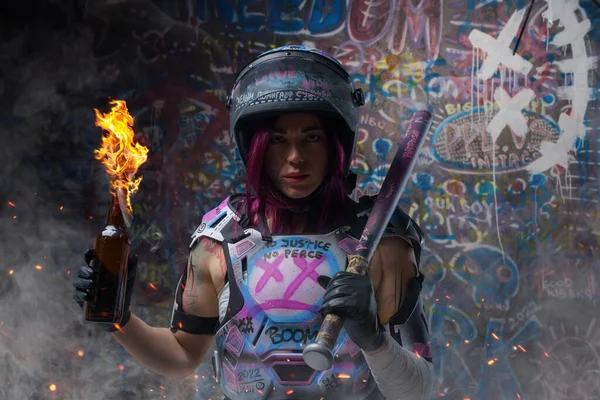 Getatoeëerde vrouw activist met molotov houden honkbalknuppel — Stockfoto