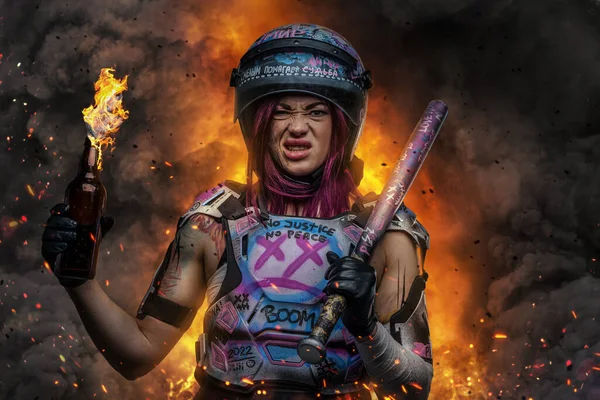 Mujer fuerte anarquista con cóctel molotov y club — Foto de Stock