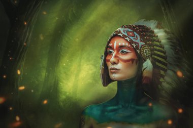 Batı Hintli kadın yeşil ağaçta hayal kuruyor.