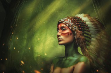 Peri masalı yeşili ormanda başlıklı boyalı Hintli kadın