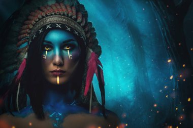 Batı Hint tarzında bir kadın mavi orman geçmişine karşı.