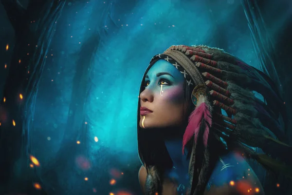 Magical woman chief with feather headwear against night forest — Stock Photo, Image