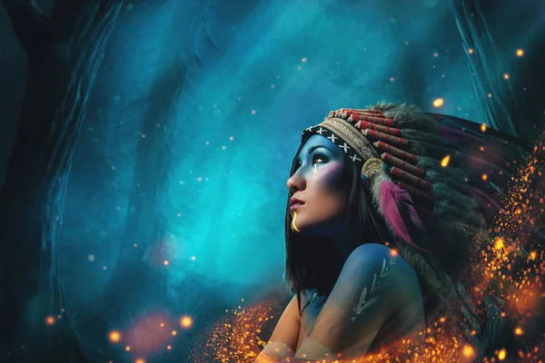 Mystieke vrouw met geschilderde huid tegen nacht bos achtergrond — Stockfoto