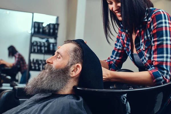 Mulher barbeiro lavar cabelos de barbudo hipster idosos — Fotografia de Stock
