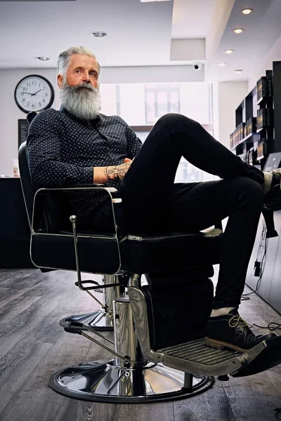Homem idoso legal vestido com roupas elegantes na barbearia — Fotografia de Stock