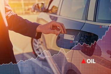 Adam gündüz vakti arabasının deposunu açıyor.