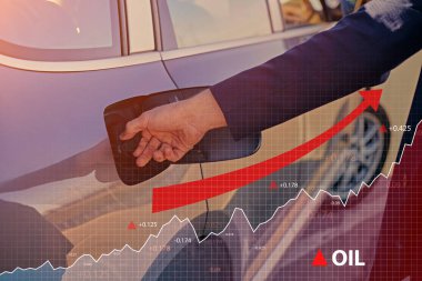 Güneşli bir günde açık havada insan eliyle araba deposu açıyor.