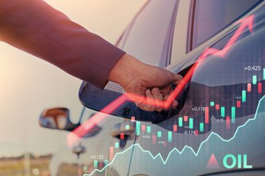 Güneşli bir günde açık havada insan eliyle araba deposu açıyor.