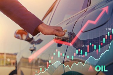 Arabanın kapısını grafiklerle açan adamın fotoğrafı.