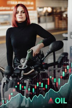 Gündüz vakti motosikletli bir kadın.