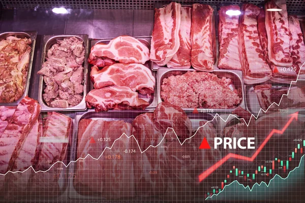 Carne fresca sin cocer dentro del mostrador de la tienda de carne y aumento de precios — Foto de Stock