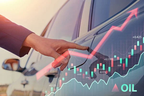 Hombre abriendo el tanque de combustible del coche al aire libre en día soleado — Foto de Stock