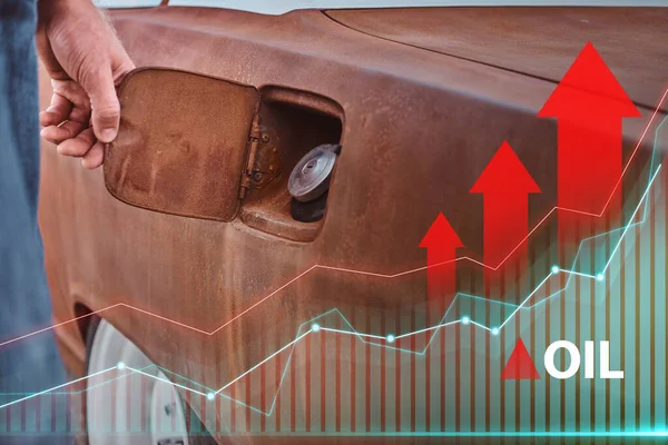 İnsanoğlunun eski otomobilinin yakıt deposunu açtığı yakın çekim.