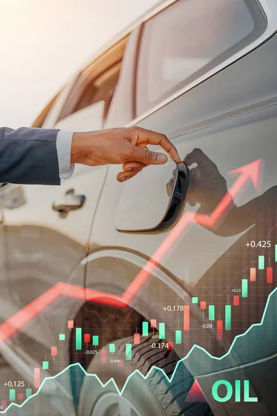 Groei van de brandstofprijzen en de mens het openen van auto brandstoftank — Stockfoto