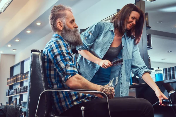 Mulher alegre cabeleireiro e homem velho hipster na barbearia — Fotografia de Stock