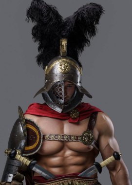 Yunan gladyatör şampiyonu gri arkaplanda çıplak gövde