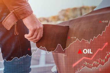 Adam gündüz vakti arabasının deposunu açıyor.