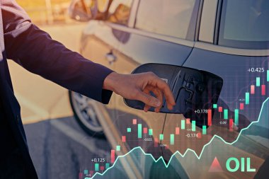 Adam gündüz vakti arabasının deposunu açıyor.