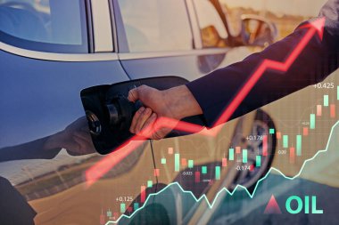 Güneşli bir günde açık havada insan eliyle araba deposu açıyor.