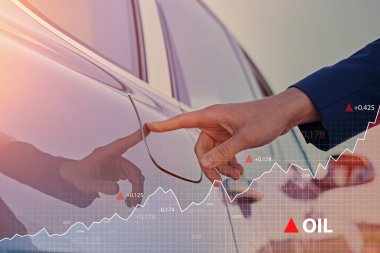 Adam güneşli bir günde dışarıda benzin deposu açıyor.