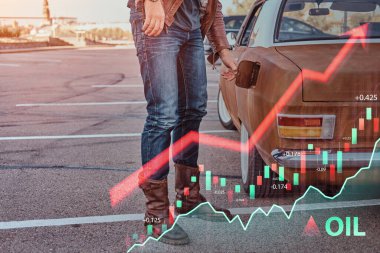 Erkek sürücü, dışarıda eski arabasının yakıt deposunu açıyor.